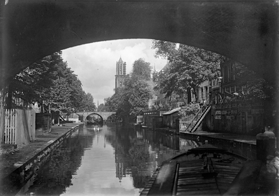 40361 Gezicht op de Oudegracht Tolsteegzijde te Utrecht met op de achtergrond de Smeebrug, uit het zuiden.